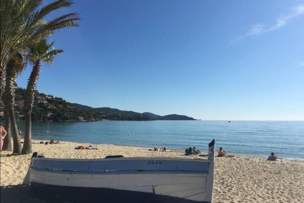 Au Petit Bonheur Vue Mer, Parking, 400M Plage Le Lavandou Bagian luar foto