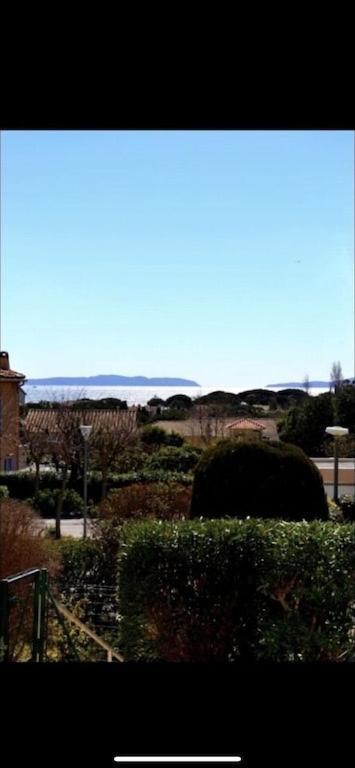 Au Petit Bonheur Vue Mer, Parking, 400M Plage Le Lavandou Bagian luar foto